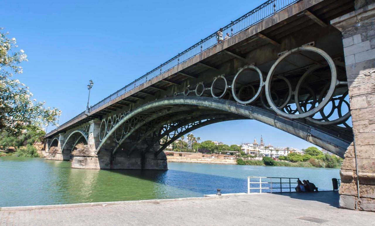 Betis Deluxe Riverside Sevilla Bagian luar foto