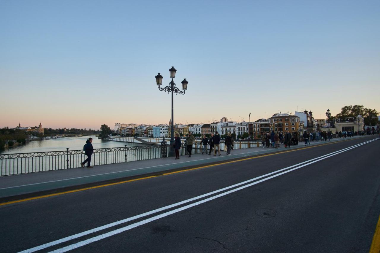 Betis Deluxe Riverside Sevilla Bagian luar foto